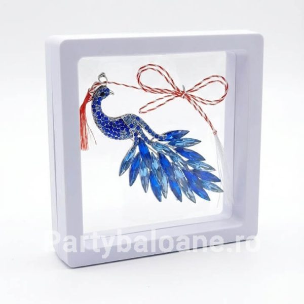 Mărțișor Broșă Păun Regal cu Cristale în Cutie 3D Transparentă (9x9 cm) – Cadou Premium Martisor brosa paun regal cu coada bogata din cristale in cutie patrata transparenta 9x9 cm cu efect de plutire