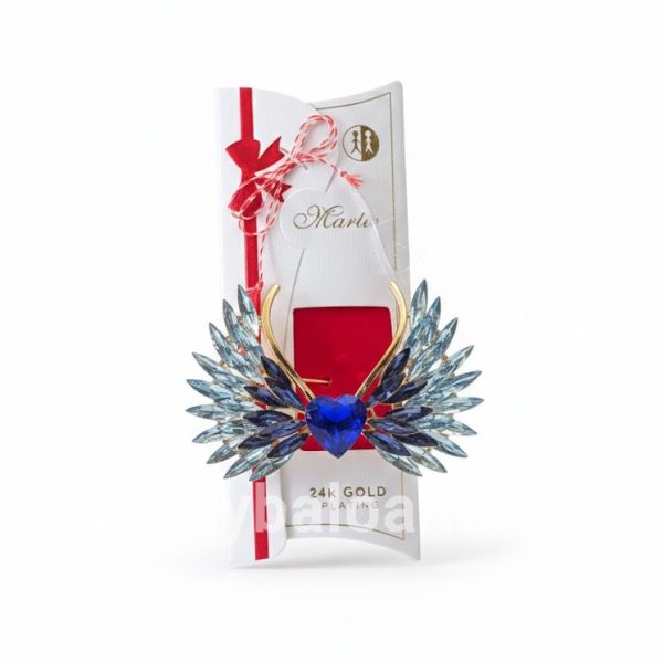 Mărțișor Broșă Premium Aripi de Înger Placată cu Aur 24K și Cristale (8 cm) – Cadou Statement Martisor brosa mare 8cm model aripi de inger cu cristale albastre si inima centrala placata cu aur 24k in cutie premium