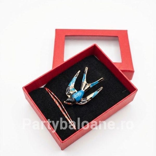Mărțișor Broșă Rândunică Premium 5cm - Cadou 1 Martie în Cutie Martisor brosa randunica emailata albastru si auriu 5cm in cutie rosie cadou