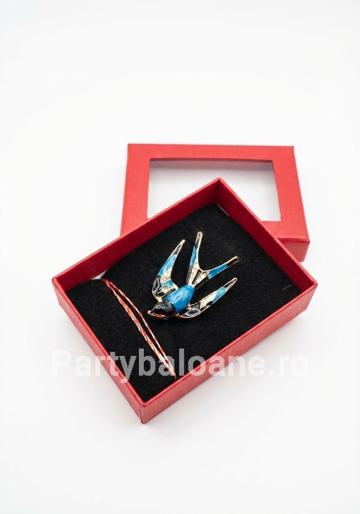 Mărțișor Broșă Rândunică Premium 5cm - Cadou 1 Martie în Cutie Martisor brosa randunica emailata albastru si auriu 5cm in cutie rosie cadou