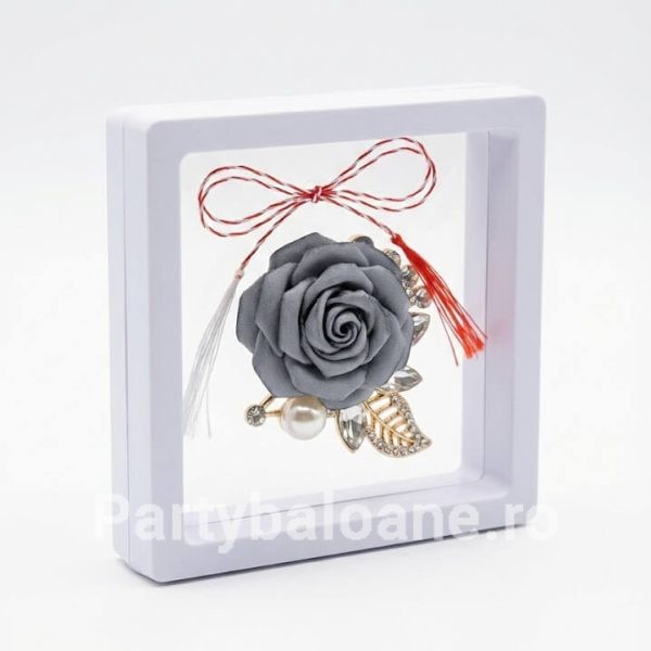 Mărțișor Broșă Trandafir cu Petale Textile și Cristale în Cutie 3D Transparentă (9x9 cm) – Cadou Premium Martisor brosa trandafir cu petale din material textil si frunze cu cristale in cutie patrata transparenta 9x9 cm