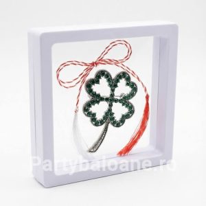 Mărțișor Broșă Trifoi Norocos Vintage cu Cristale în Cutie 3D Transparentă (9x9 cm) – Cadou Premium Martisor brosa trifoi cu patru foi stil vintage argintiu cu cristale in cutie patrata transparenta 9x9 cm cu efect de plutire
