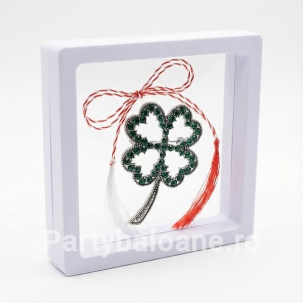 Mărțișor Broșă Trifoi Norocos Vintage cu Cristale în Cutie 3D Transparentă (9x9 cm) – Cadou Premium Martisor brosa trifoi cu patru foi stil vintage argintiu cu cristale in cutie patrata transparenta 9x9 cm cu efect de plutire