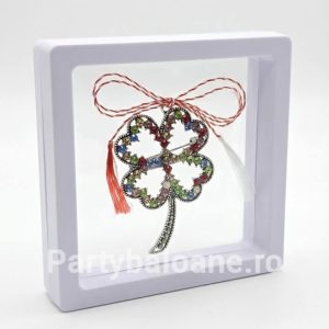 Mărțișor Broșă Trifoi Norocos Vintage cu Cristale în Cutie 3D Transparentă (9x9 cm) – Cadou Premium Martisor brosa trifoi cu patru foi stil vintage argintiu cu cristale in cutie patrata transparenta 9x9 cm cu efect de plutire