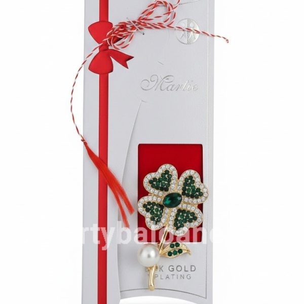 Mărțișor Broșă Trifoi Placată cu Aur 24K – Cristal Smarald Central și Perlă (5 cm) Martisor brosa trifoi auriu cu cristal mare smarald si perla pe tija in cutie premium