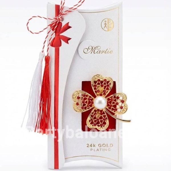 Mărțișor Broșă Trifoi Placată cu Aur 24K – Cristale Roșii și Perlă Centrală (5 cm) Martisor brosa trifoi cu patru foi auriu cu cristale rosii si perla alba in cutie premium