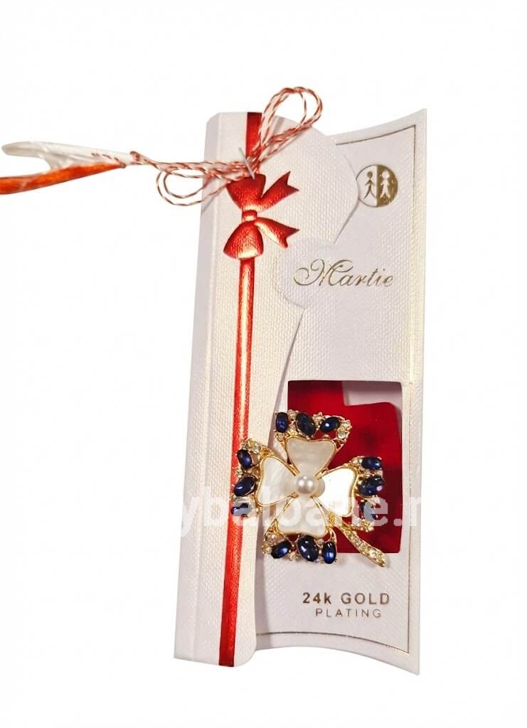 Mărțișor Broșă Trifoi cu Patru Foi Placată cu Aur 24K cu Cristale Albastre și Perlă (4.5 cm) în Cutie Cadou Premium Broșă mărțișor în formă de trifoi cu patru foi