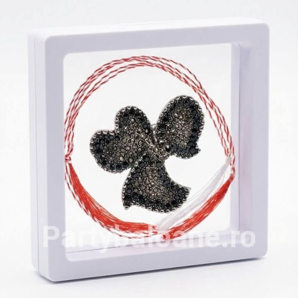 Mărțișor Broșă Vintage Premium (Stil Marcasite) în Cutie 3D Transparentă (9x9 cm) Martisor brosa stil vintage argintiu patinat cu cristale marcasite in cutie patrata transparenta 9x9 cm