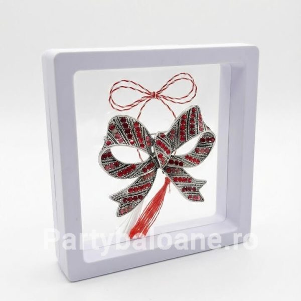 Mărțișor Broșă Vintage Premium (Stil Marcasite) în Cutie 3D Transparentă (9x9 cm) Martisor brosa stil vintage argintiu patinat cu cristale marcasite in cutie patrata transparenta 9x9 cm