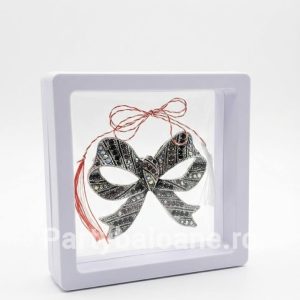 Mărțișor Broșă Vintage Premium (Stil Marcasite) în Cutie 3D Transparentă (9x9 cm) Martisor brosa stil vintage argintiu patinat cu cristale marcasite in cutie patrata transparenta 9x9 cm