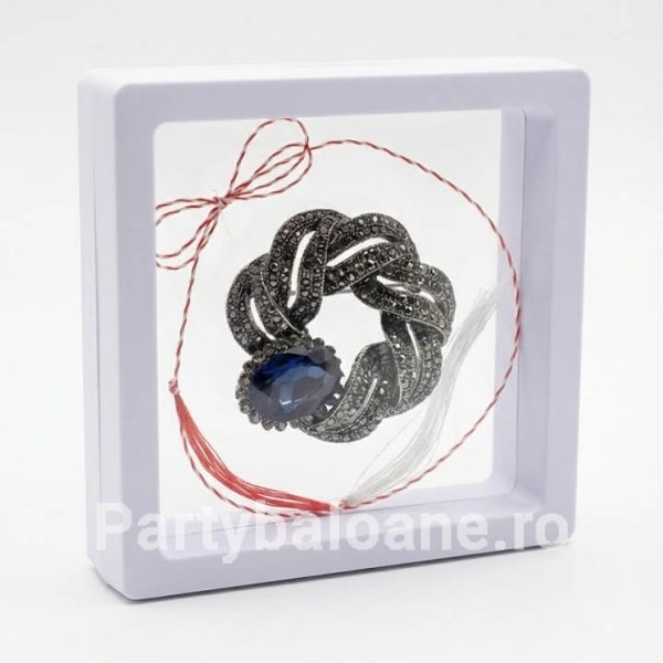 Mărțișor Broșă Vintage Premium (Stil Marcasite) în Cutie 3D Transparentă (9x9 cm) Martisor brosa stil vintage argintiu patinat cu cristale marcasite in cutie patrata transparenta 9x9 cm