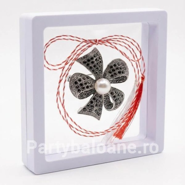 Mărțișor Broșă Vintage cu Perlă și Cristale în Cutie 3D Transparentă (9x9 cm) – Cadou Premium Martisor brosa stil vintage cu cristale si perla centrala in cutie patrata transparenta 9x9 cm cu efect de plutire