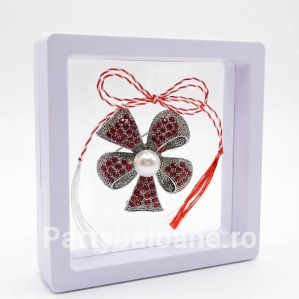 Mărțișor Broșă Vintage cu Perlă și Cristale în Cutie 3D Transparentă (9x9 cm) – Cadou Premium Martisor brosa stil vintage cu cristale si perla centrala in cutie patrata transparenta 9x9 cm cu efect de plutire