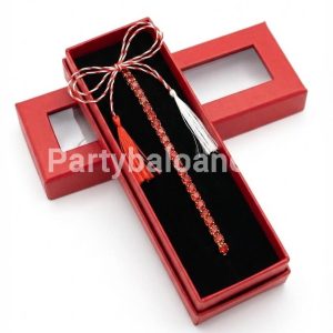 Mărțișor Premium Brățară Strasuri – Cadou Elegant 1 Martie (Cutie Inclusă) Mărțișor premium brățară elastică aurie cu strasuri roșii așezată în cutie lungă roșie de cadou cu fereastră și șnur alb-roșu de 1 Martie. Mărțișor premium brățară elastică aurie cu strasuri clare strălucitoare așezată în cutie lungă roșie de cadou cu fereastră și șnur alb-roșu de 1 Martie.