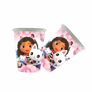Pahare Casa de Păpuși a lui Gabi (Gabby's Dollhouse) – Set 10 Bucăți Carton 250 ml Două pahare din carton roz cu capacitatea de 250 ml pentru petreceri de copii. Paharele sunt ilustrate cu Gabi purtând bentița cu urechi de pisică