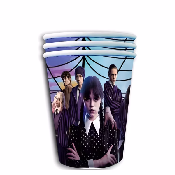 Pahare Party Wednesday Addams – Set 10 Bucăți Carton 200 ml Un teanc de patru pahare din carton pentru petreceri