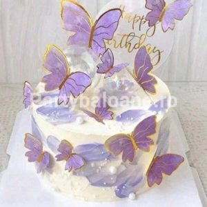 Set 10 Toppere Tort 3D – Fluturi Mov / Lila cu Margine Aurie (Carton Lucios) Un tort decorat cu o cascadă de fluturi 3D în nuanțe de mov lila cu margini aurii. Fluturii sunt realizați din carton lucios și au dimensiuni diferite