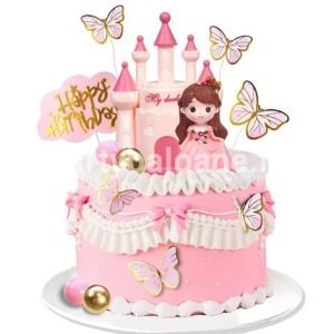 Set 19 Toppere Tort Prințesă 3D și Castel – Fluturi și Bile (TOP 56) Un tort roz cu volănașe albe din cremă