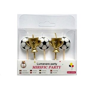 Set 5 Lumânări Tort Fotbal – Mingi și Cupe Aurii (Decor Băieți) Un ambalaj Mirific Party cu un set de 5 lumânări pentru tort cu tematică de fotbal. Pachetul conține 3 lumânări în formă de minge de fotbal clasică alb-negru și 2 lumânări în formă de cupă aurie