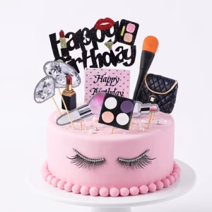 Set 10 Toppere Tort Makeup 3D Decor Machiaj și Cosmetice (TOP 121) Set de 10 toppere non-comestibile pentru tort tematica makeup. Imaginea ilustreaza un tort roz decorat cu gene pe lateral si elemente cosmetice deasupra