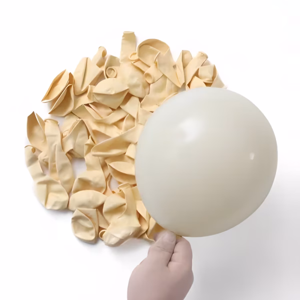Set 100 Baloane Latex Ivory (Crem / Fildeș) 30 cm Un balon din latex de 30 cm complet umflat