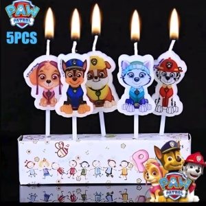 Set 5 Lumânări Tort Patrula Cățelușilor (Paw Patrol) – Decor Copii Un set de 5 lumânări pentru tort cu personajele din desenul animat Patrula Cățelușilor (Paw Patrol). Lumânările îi reprezintă pe Skye