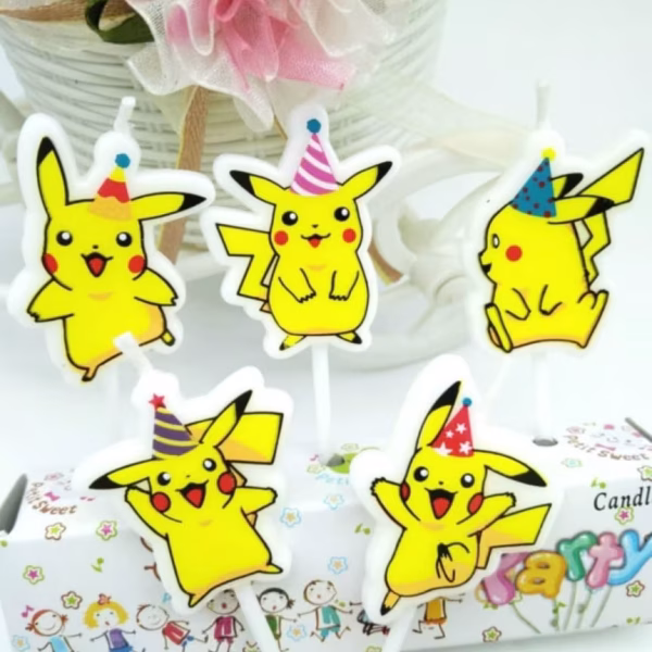 Set 5 Lumanari Tort Tematica Pokemon (Pikachu) – Decor Copii Un set de 5 lumânări pentru tort cu tematica Pokemon. Lumânările îl reprezintă pe simpaticul personaj galben Pikachu în 5 ipostaze diferite