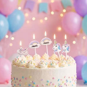 Set 5 Lumânări Tort Unicorn și Curcubeu (3x7 cm) Decor Aniversare Fete Tort alb aniversar decorat cu bombonele colorate