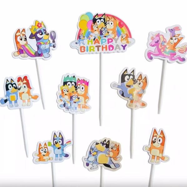 Set 8 Toppere Tort si Briose Familia Bluey Set 8 toppere din carton pentru tort si briose ilustrand personajele din familia de catelusi Bluey. Articole petrecere copii si decoratiuni candy bar.