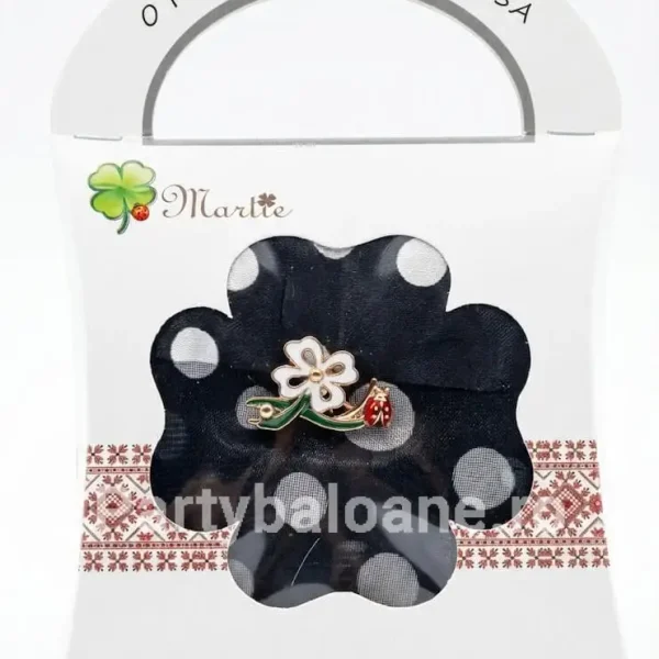 Set Cadou Eșarfă Elegantă și Broșă Surpriză în Cutie Premium (30x120 cm) – Cadoul Perfect de Mărțișor - Model 6 Set cadou conținând o eșarfă elegantă (30x120 cm) și o broșă mărțișor tematică (ex