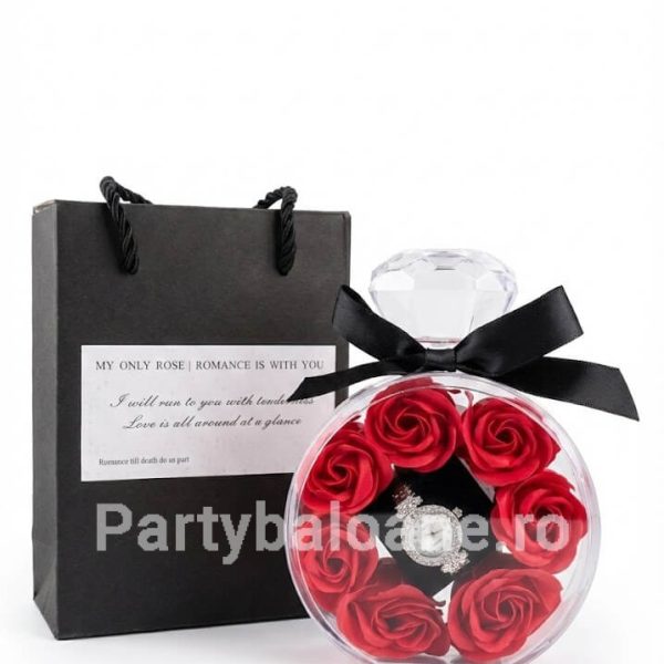 Set Cadou Premium Ceas Elegant cu Cristale și Trandafiri de Săpun în Cutie Sticlă de Parfum Set cadou premium in cutie transparenta forma de sticla de parfum continand ceas de dama argintiu cu cristale si sapte trandafiri rosii de sapun alaturi de punga neagra de cadou