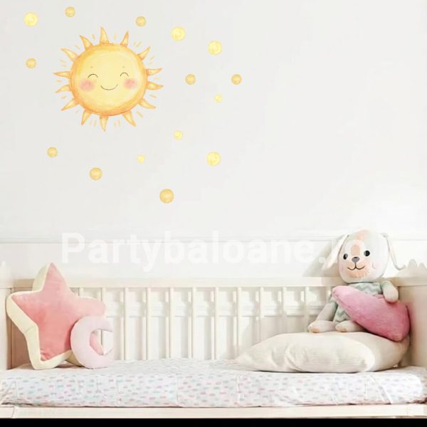 Sticker Perete Soare Zâmbitor – Decor Premium Repoziționabil COD 526B Sticker decorativ premium pentru camera bebelușului cu aspect de acuarelă