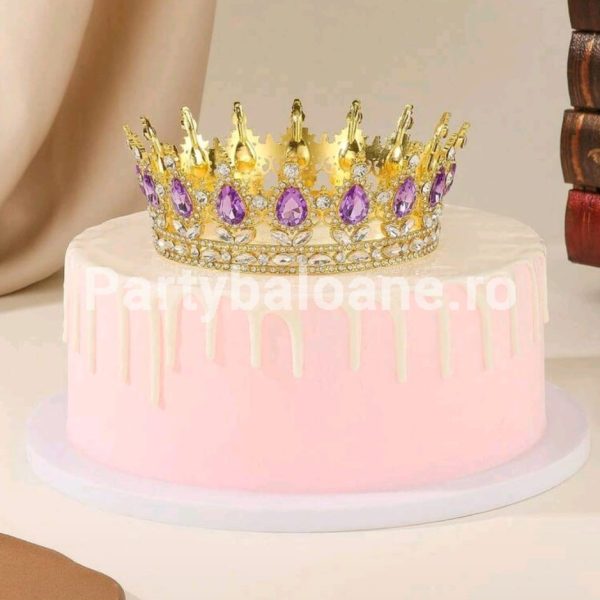 Topper Tort Coronita Aurie cu Pietre Mov (Metal) 15 cm Un topper decorativ premium pentru tort sub forma unei coronite aurii din metal. Coronita are diametrul de 15 cm si este ornamentata fin cu pietre mov in forma de lacrima si strasuri transparente. Produsul este asezat impecabil pe un tort roz pastel decorat cu o glazura alba scursa de tip drip cake. Ideal pentru botez fetițe