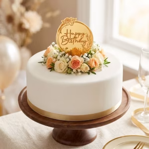Topper Happy Birthday Rotund Auriu – Plexiglass Premium Oglindă (5 cm) Un tort alb elegant așezat pe un suport din lemn