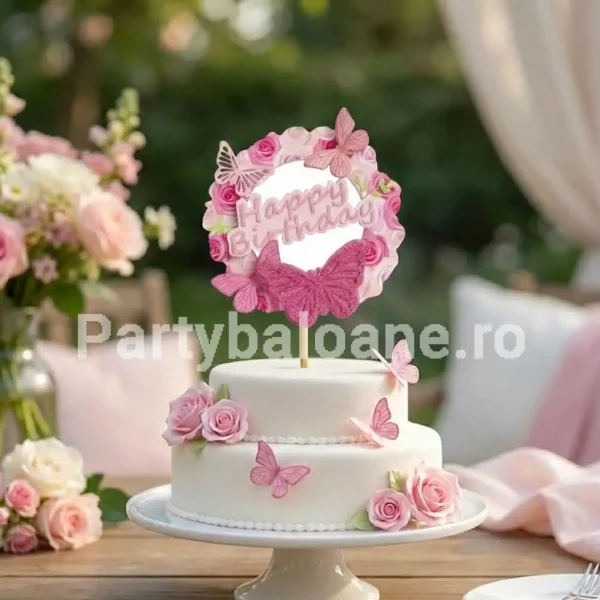 Topper Tort Happy Birthday Rotund Roz cu Fluturi și Trandafiri – Decor Elegant Topper decorativ rotund pentru tort cu mesajul Happy Birthday roz inconjurat de coronita de trandafiri roz si trei fluturi dintre care unul mare cu glitter roz pe un tort alb decorat