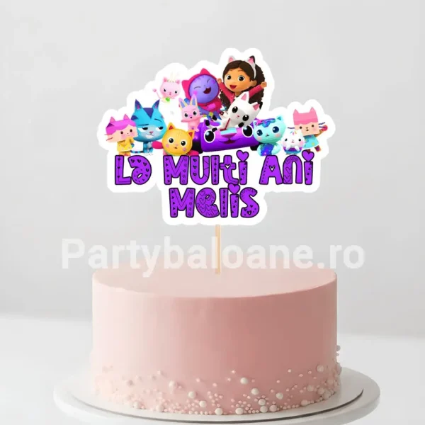 Topper Tort Personalizat Casa de Păpuși a lui Gabby – Decor Aniversar cu Nume și Vârstă Topper tort personalizat cu Gabby si pisicile din Casa de Papusi nume si varsta decor aniversar fete