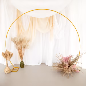 Arcada Metalica Semi-Rotunda Baloane Auriu Premium Suport masiv metalic semi-rotund de culoare aurie, dimensiuni 315x240 cm, pentru sustinerea decorurilor ample din flori si accesorii de petrecere.