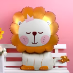 Balon Folie Animale Safari Leu Auriu 75 cm Balon din folie premium in forma de pui de leu safari cu coama aurie si coronita roz dimensiune 75 cm.