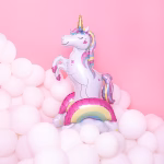 Balon folie unicorn si curcubeu airwalker Balon din folie in forma de unicorn si curcubeu model airwalker dimensiuni 52x94x43cm.