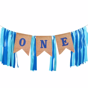 Banner Ghirlanda ONE Prima Aniversare Banner decorativ pentru prima aniversare baietel, format din 3 steaguri rustice cu textul ONE si panglici bicolore in nuante de albastru, lungime 90 cm.