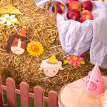 Banner Ghirlanda Tematica Animale de Ferma cu Flori 190x24 cm Banner ghirlanda decorativa din carton cu tematica animale de ferma, include 6 fete de animale cu coifuri de petrecere si 6 flori colorate de camp, snur inclus, 190x24 cm.