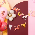 Banner Ghirlandă Tematică Cai și Medalii Ecvestre 270 cm Banner ghirlanda decorativa din carton cu tematica cai, include 6 caluti colorati in galop, potcoave cu flori, medalii de campion si un trofeu, snur de 500 cm inclus.