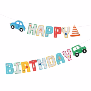 Banner Happy Birthday Tematica Masini Sosea 250x17 cm Banner Happy Birthday din carton cu tematica masini, litere decorate ca sosele cu indicatoare rutiere, include masini si un con de trafic.