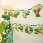 Banner Happy Birthday Tematica Prietenii Padurii Animale Woodland 210x16 cm Banner Happy Birthday din carton pentru petreceri copii, tematica animalele padurii woodland, litere verzi decorate cu urs, vulpe si bufnita, prindere cu pini metalici, 210x16 cm.