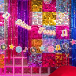 Ghirlanda Decorativa Retro Disco Boogie Night 150 cm Ghirlanda decorativa pentru petrecere tematica disco, formata din decupaje din carton cu discuri vinil, globuri disco, note muzicale si stele, lungime 150 cm.