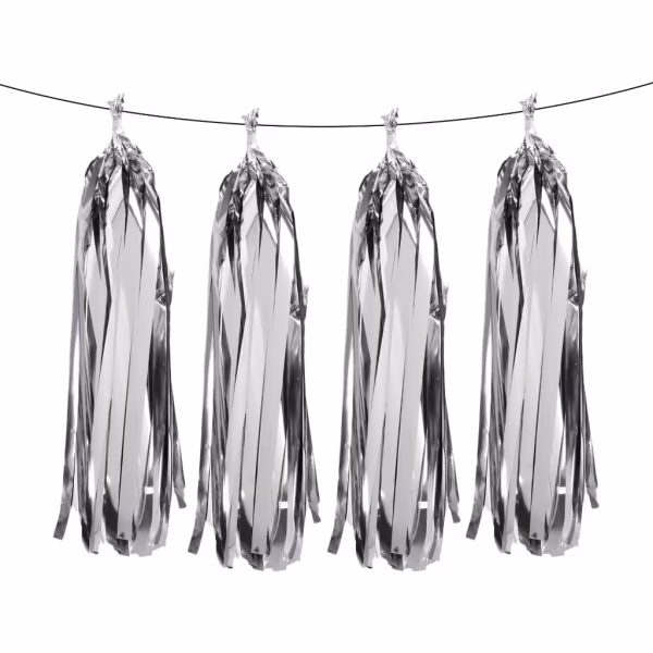 Ghirlanda Decorativa cu Franjuri Tassel Argintii Premium 34 cm Ghirlanda decorativa premium cu franjuri argintii din folie metalizata, ciucuri tip tassel cu lungimea de 34 cm, pentru aranjamente evenimente.