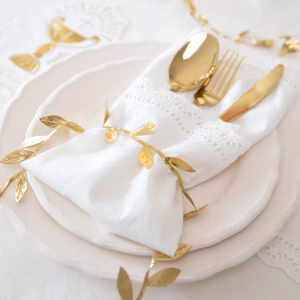 Ghirlanda Panglica Frunze Aurii Textil Premium 300 cm Panglica decorativa textila tip liana cu frunze aurii, lungime 3 metri, folosita pentru aranjamente mese, servetele si decoratiuni evenimente de lux.