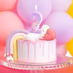 Lumanare Tort Unicorn Cifra 2 Lumanare cifra 2 mov cu stelute si unicorn aprinsa pe un tort aniversar cu glazura roz