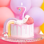 Lumanare Tort Unicorn Cifra 7 Lumanare cifra 7 roz cu floricele si unicorn aprinsa pe un tort festiv cu tematica de basm