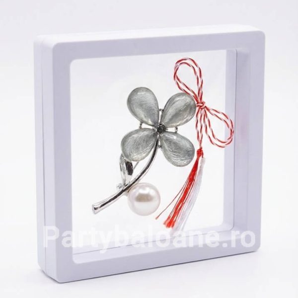 Mărțișor Broșă Floare Emailată cu Perlă și Design Artistic în Cutie 3D Transparentă (9x9 cm) – Cadou Premium Martisor brosa floare cu petale emailate colorate si perla in cutie patrata transparenta 9x9 cm cu efect de plutire